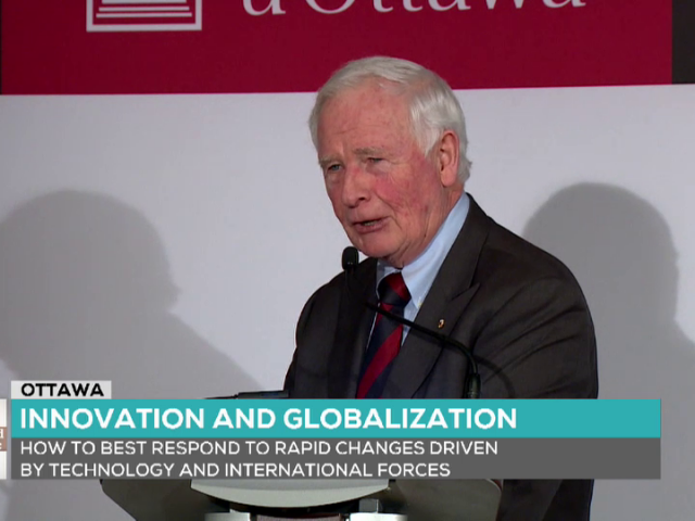 Podium : D. Johnston prononce un discours sur la stratégie can. en matière d’innovation