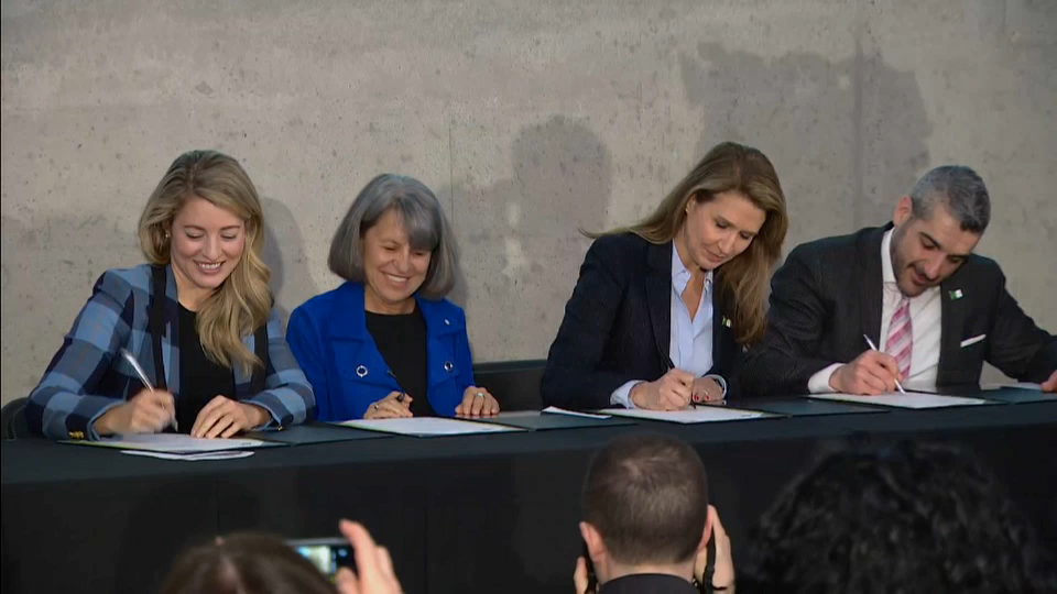 Headline Politics : Funding Agreement Signed for Université de l’Ontario français