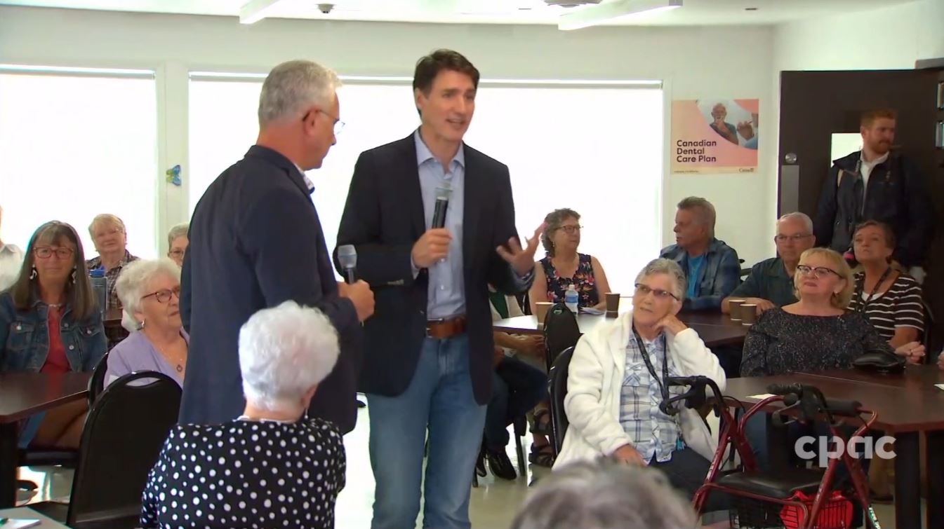 Le PM Justin Trudeau parle avec des aînés du Régime de soins dentaires ...