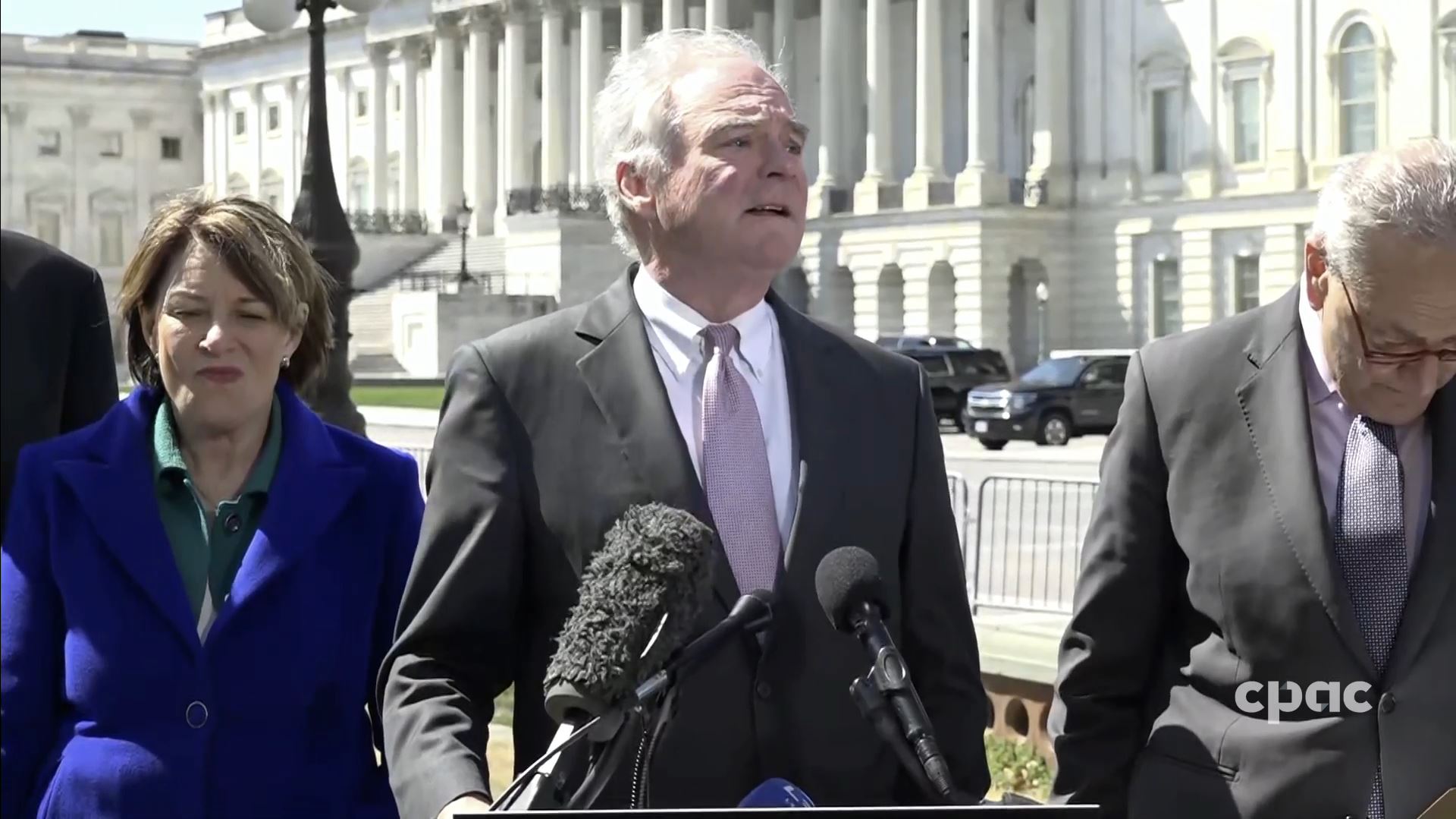 À la une : Résol. de sénateurs des É.-U. annulant les tarifs douaniers sur les produits can