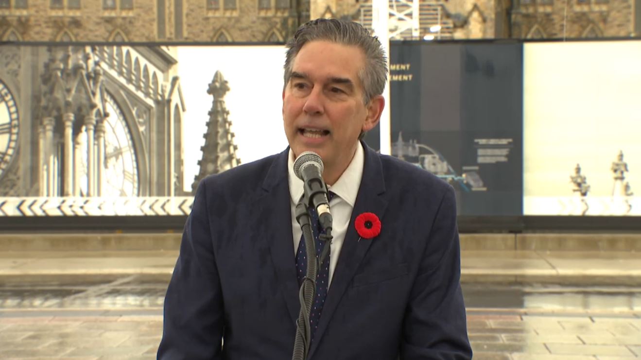À la une : Levée du drapeau du coquelicot sur la Colline du Parl. – 31 octobre 2025