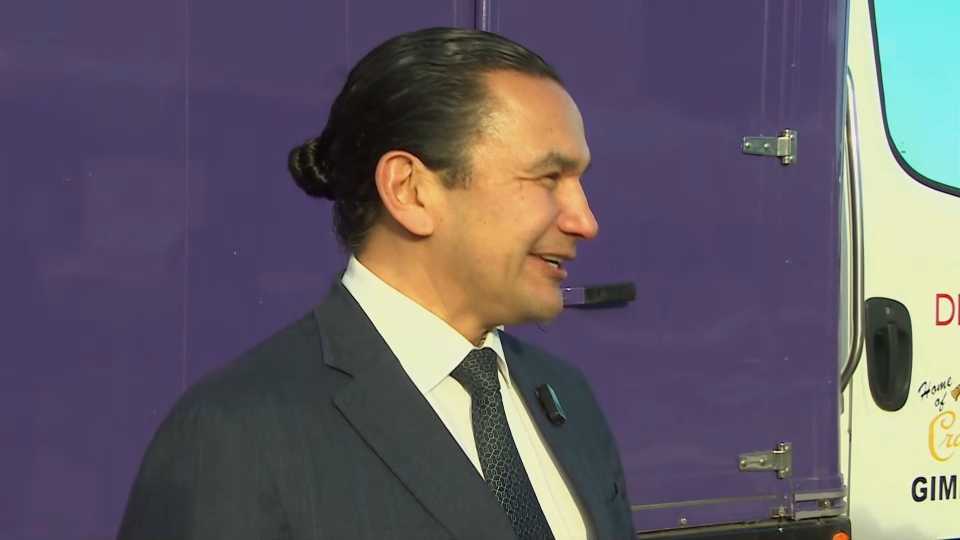 À la une : Le PM du Manitoba, Wab Kinew, visite la distillerie Crown Royal