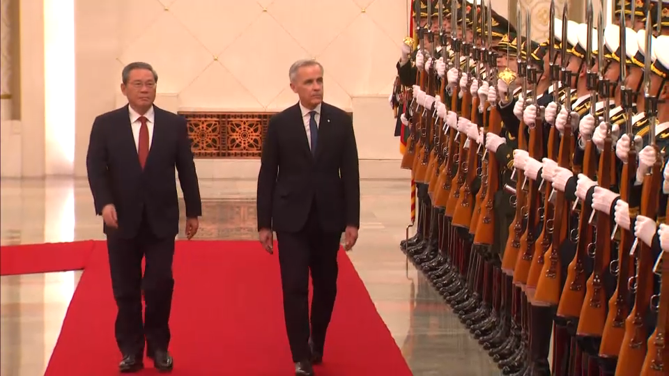 À la une : Le PM Mark Carney assiste à une cérémonie d’accueil à Pékin