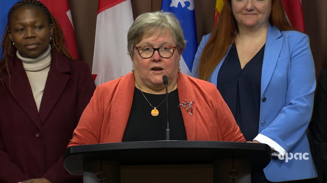 À la une : Des militants pressent Ottawa de maintenir la cible des services de garde à 10 $