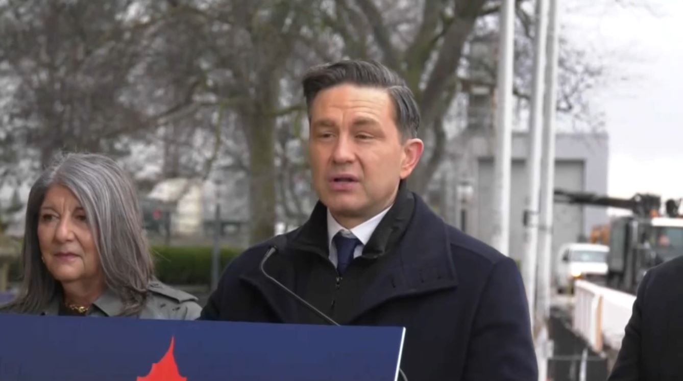 À la une : Poilievre s’adresse aux journalistes avant son voyage aux États-Unis