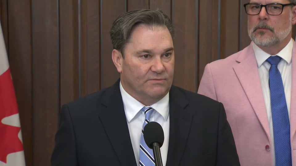 À la une : Don Davies, chef intérimaire du NPD, parle aux journalistes