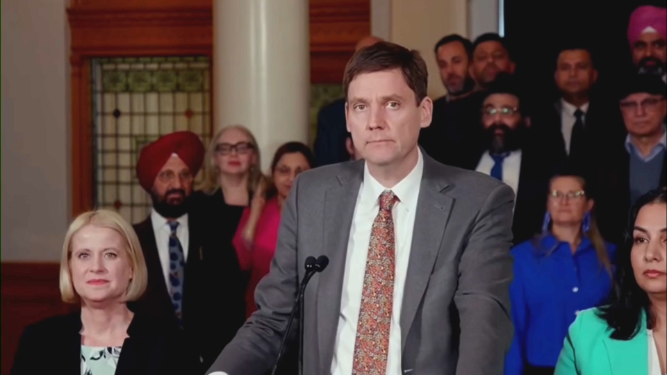 À la une : Le PM de la C.-B. David Eby : protection des écoles et des lieux de culte