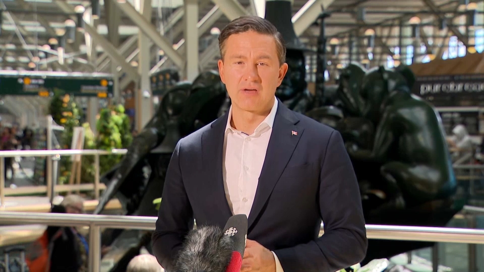 À la une : Le chef conservateur Pierre Poilievre tient un point de presse à Vancouver