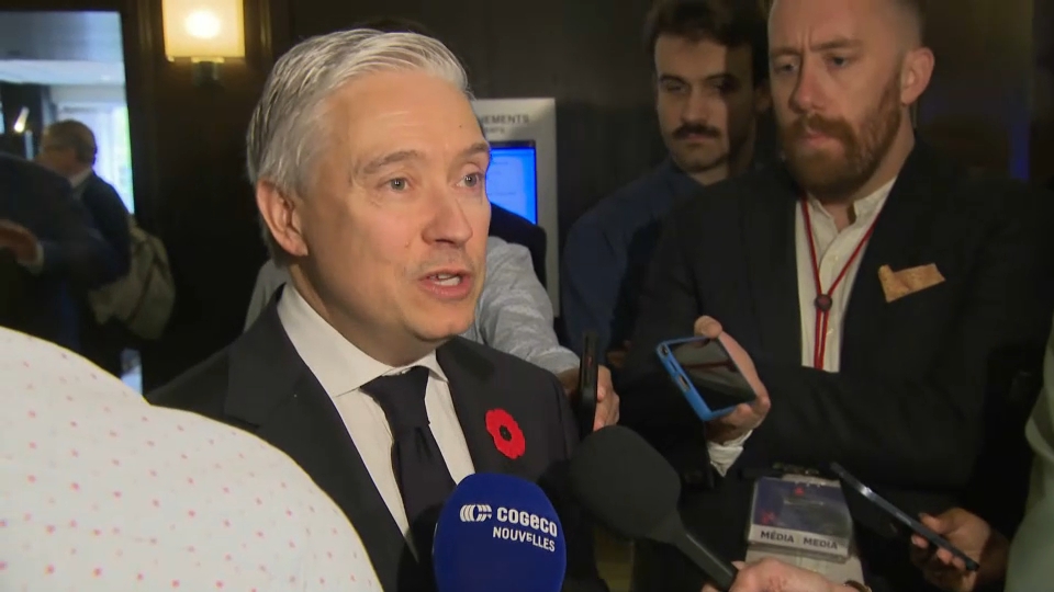À la une : Le ministre Champagne répond aux journalistes à Montréal