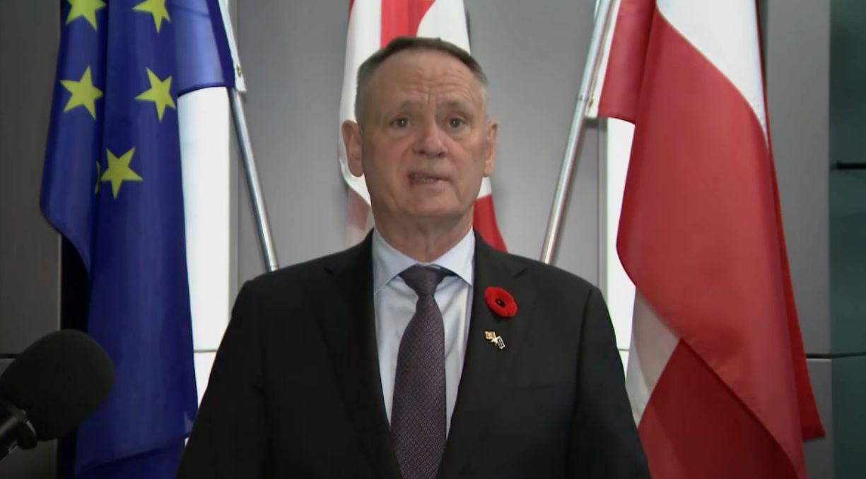 À la une : Le ministre McGuinty souligne la coopération Canada-UE en matière de défense