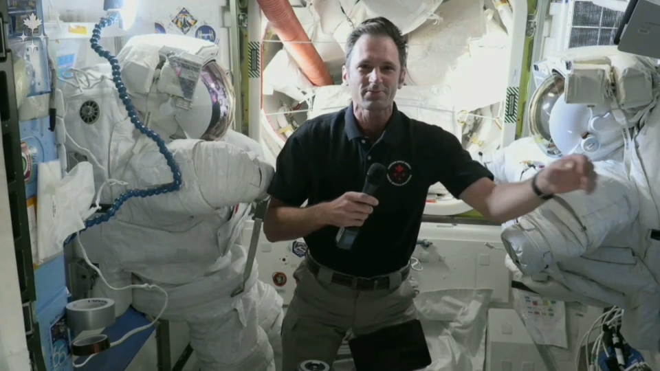 À la une : L’astronaute Joshua Kutryk tient une conférence de presse depuis l’espace